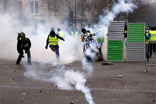 protestas en París Los Chalecos amarillos se apoderan de los Campos Elíseos de París